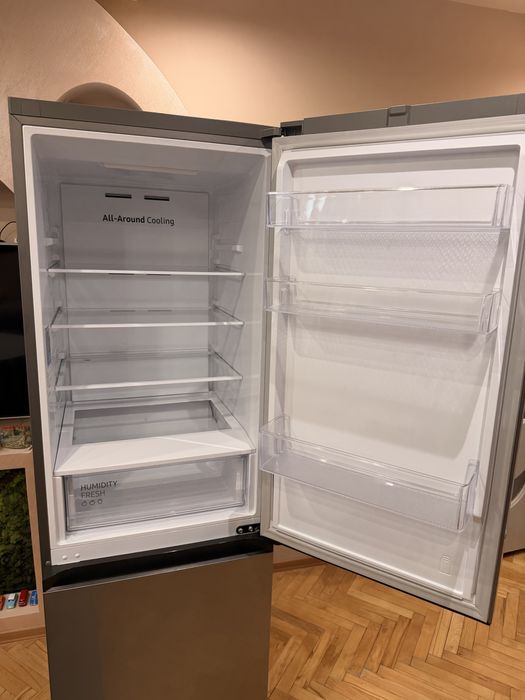 Samsung хладилник с фризер No Frost