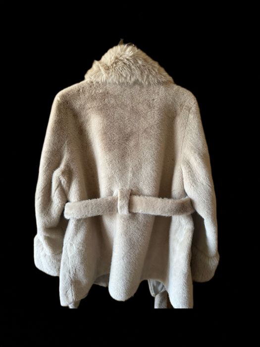 Луксозно дамско палто от полуестествена кожа с пухена яка