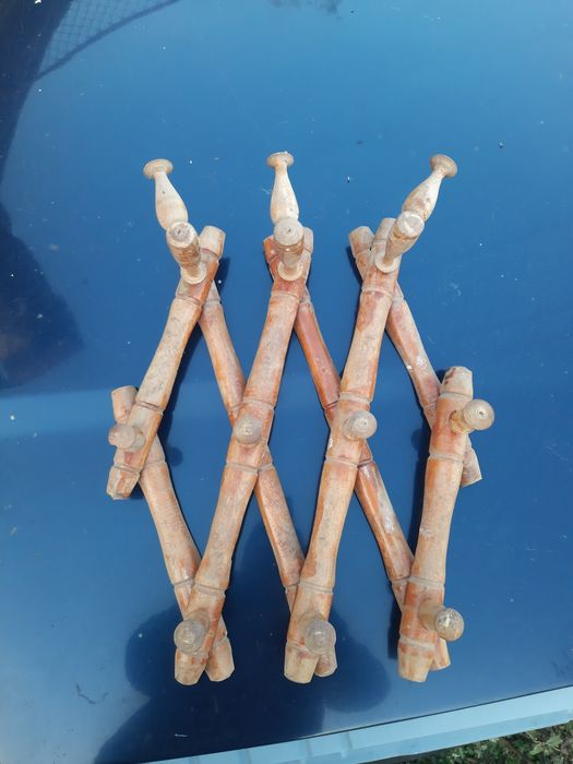 Стара дървена закачалка