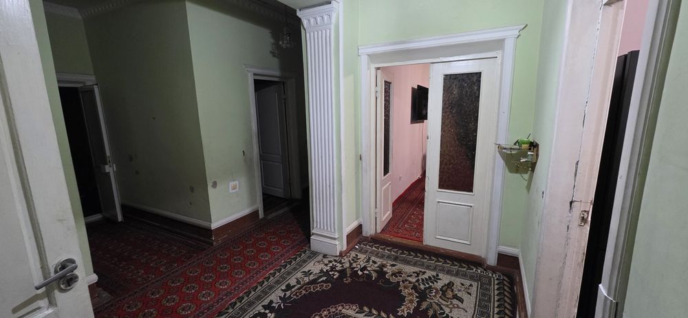 Beruni metrodan 1 km pasda Bankviskiy dom sotiladi 4 honali 3 etaj