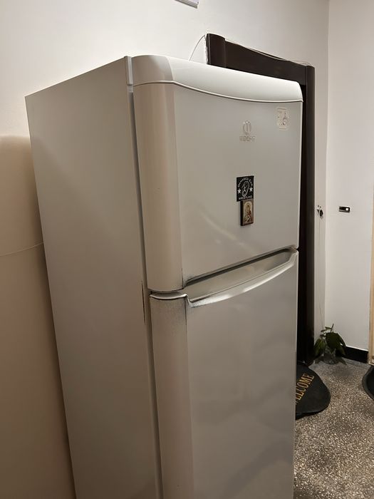 Хладилник с фризер Indesit