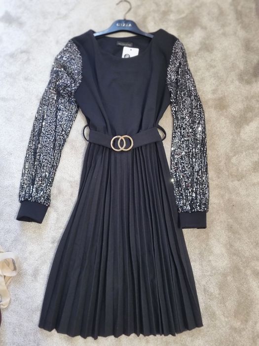 Черна елегантна рокля и сребриста рокля
