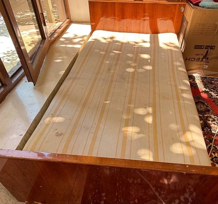 Бир кишилик кроват