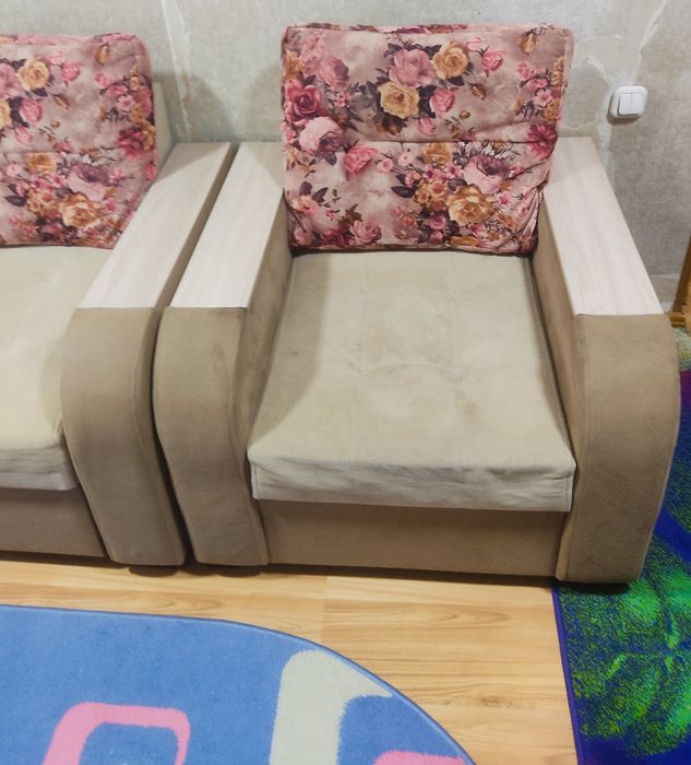 Уголок+кресло одно в хорошем состоянии