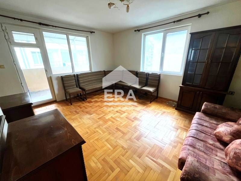 Тристаен обзаведен апартамент за продажба, в тухлена сграда, район Зав