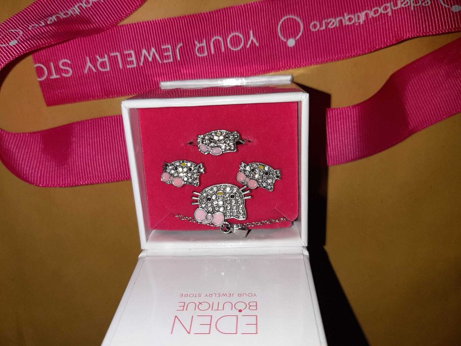 Set cadou Hello kitty cu strasuri - inel, lantisor, cercei
