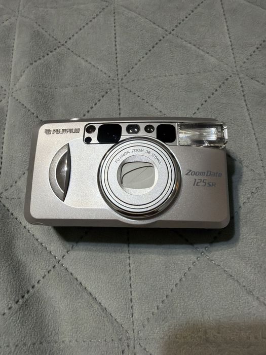 Se vinde aparat foto FujiFilm Zoom Date 123SR