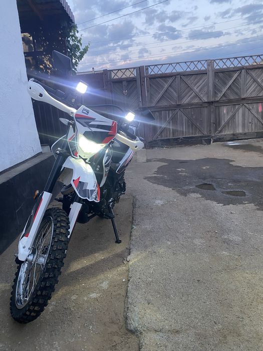 Продам мотоцикл либо обмен на две телочки