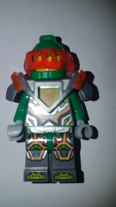 Figurine Lego Nexo Knights si Night Lord Castle