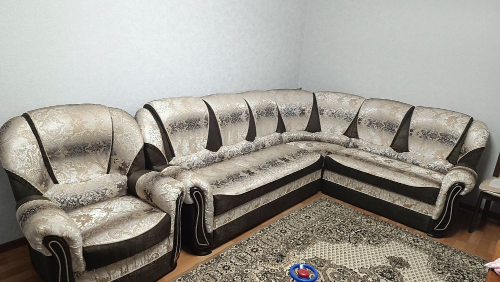 Угловой диван в зал