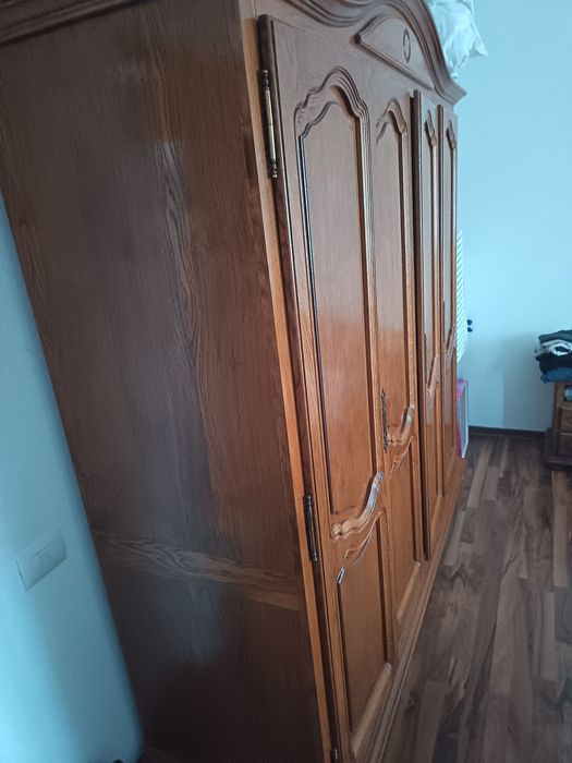 Dulap și pat lemn  masiv cu două noptiere in stare foarte buna