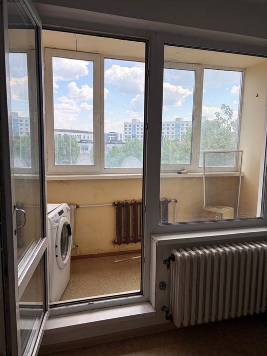 Продам , пластиковые двухпакетные балкон и дверь с окном