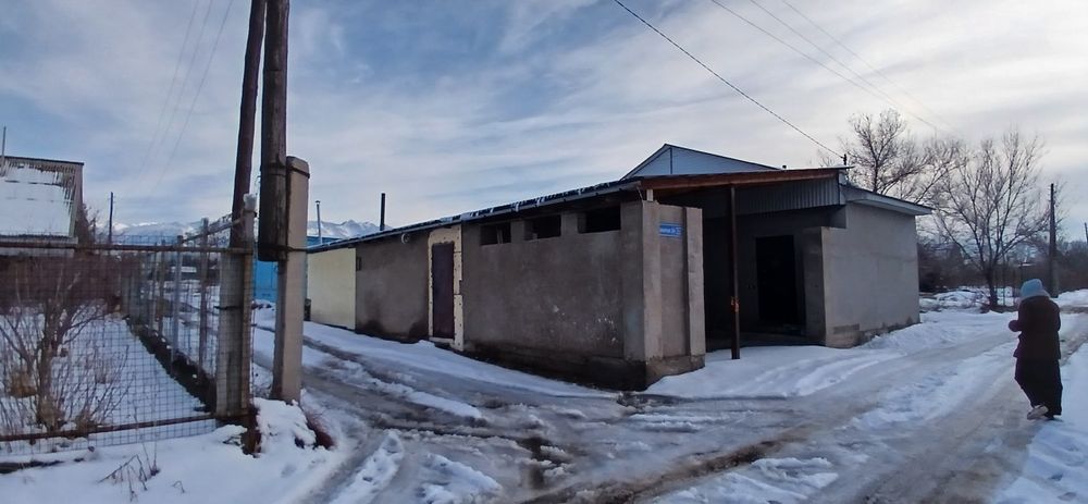 Участок с дачи во дворе магазин