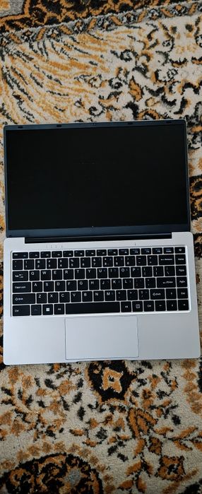 Laptop nou cu foliile pe el