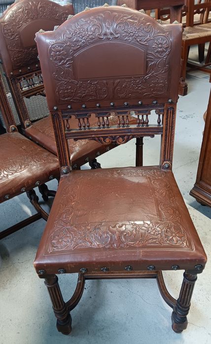 Антикварен комплект - бюфет, разтегателна маса и шест стола