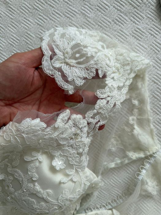 Rochie de mireasa La Novia, cu trena, colectie Milano, stil printesa, dantela, tul si satin