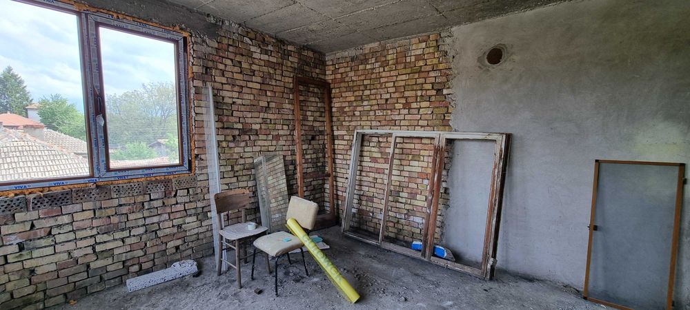 1785-Продава се триетажна тухлена на плоча къща в Гецово!