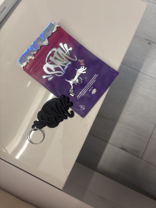 Ключодаржател на SYNA с подарък стикер