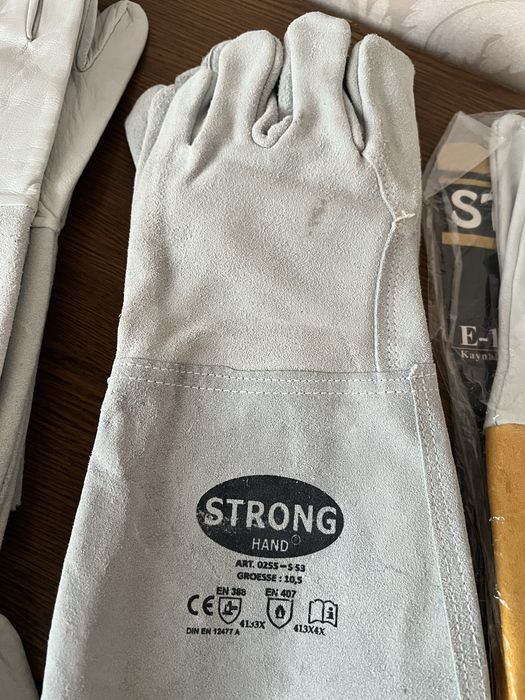 Специальные перчатки для работы