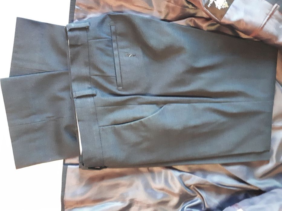 Продаю темно синий костюм