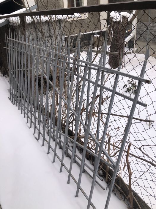 Железный забор крашеный