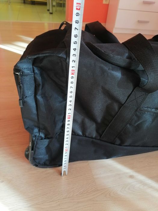 Пътна чанта с колела и дръжка