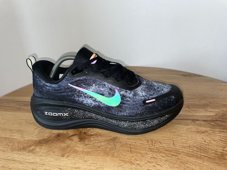 Sneakers NIKE Vomero Plus nr 42 - 44