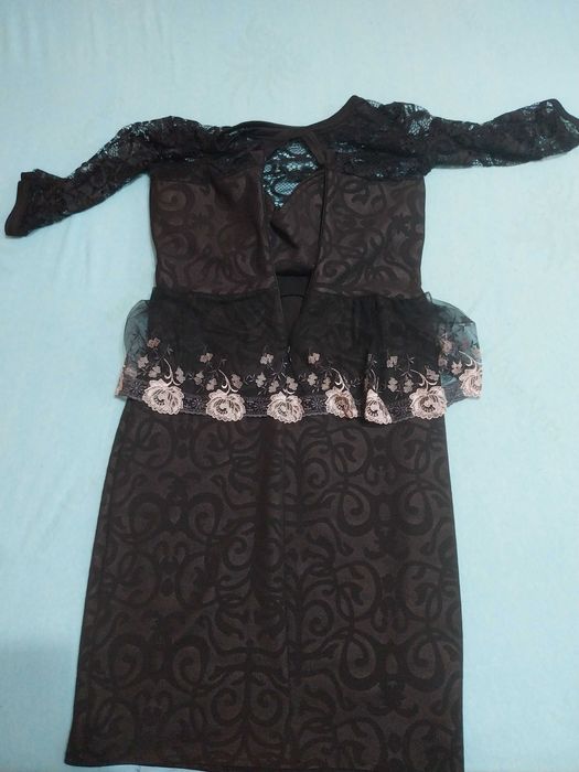 Rochie Ocazie Elegantă Neagră cu Dantelă, Peplum (Volan) și Fundiță – Stil Gotic/Cocktail, Mărimea M