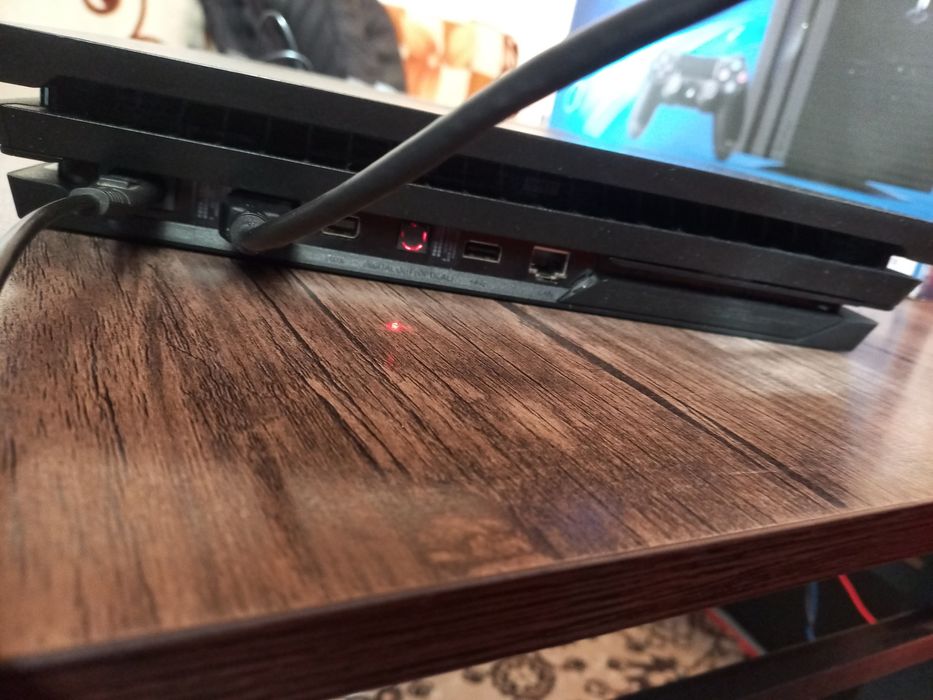 PS4 pro ideal 1TB hotira 18 o'yinlari bor 2 yangi djoystik bor plombas