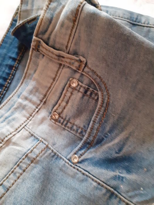vând pantaloni scurți pentru fete blugi