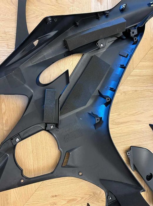 YAMAHA R6 - Pachet COMPLET CARENE NEGRE OEM Yamaha YZF-R6 RJ27 + accesorii + componente montaj (inclus)