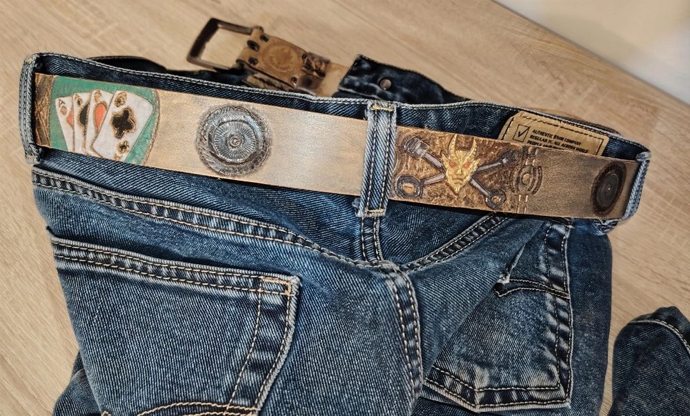 Curea rezistenta piele naturala sculptată manual moto/poker