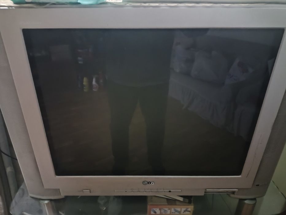 Телевизор LG серебристый