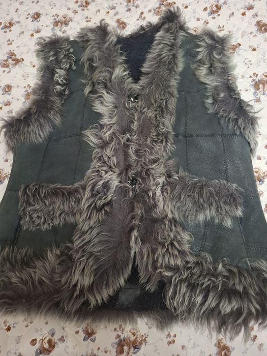 Продаются безрукавки меховая и 2 плащевки