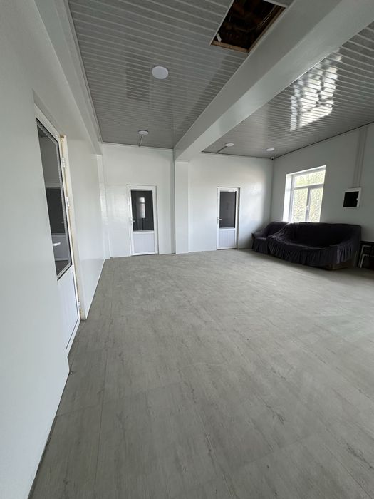 Келесда йул юзида уй сотилади. Угловой. 4 сотих. 450 кв.