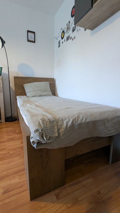 Vând pat + saltea (90x200cm, stejar sălbatic)