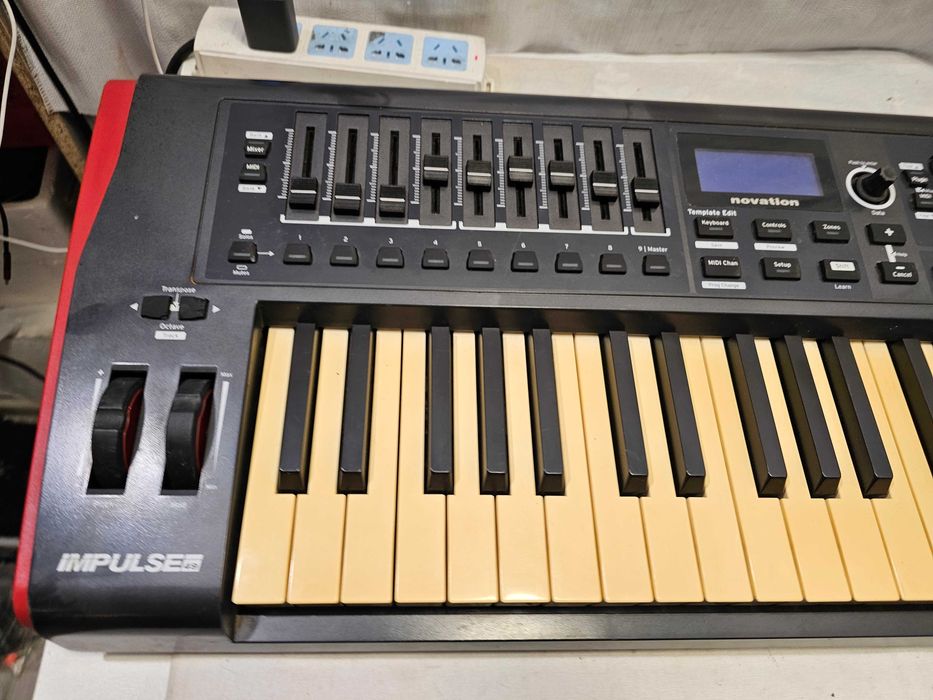Clapier / Tastatură MIDI Controller Novation Impulse 49 - Se vinde ca defect (display nefuncțional)