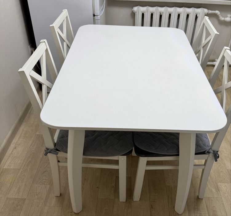 Стол со стульями