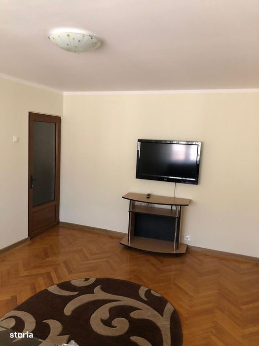 Proprietar închiriez Apartament 3 camere 2 băi.