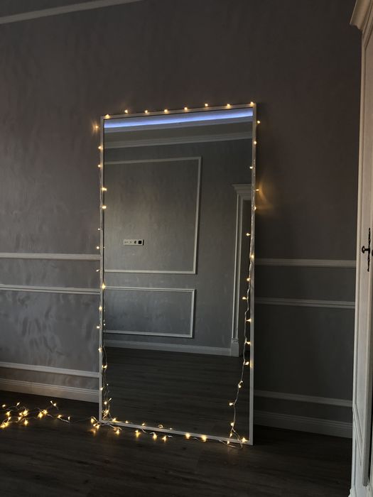 Стильное зеркало с алюминиевой рамкой