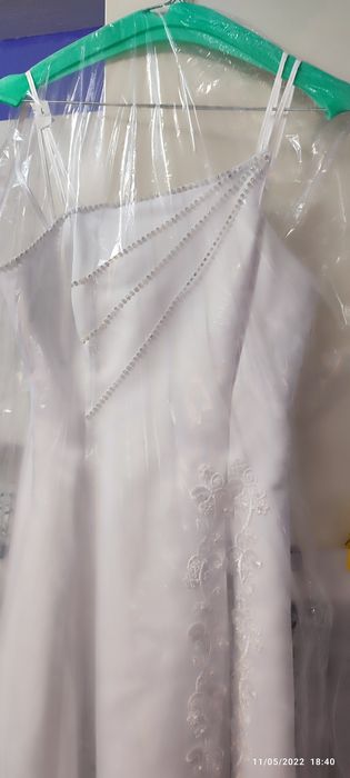 Discount 15% din prețul afișat .Vând rochie de mireasă, culoare albă,