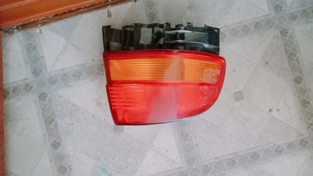 Продам фонарь задний на Карина е