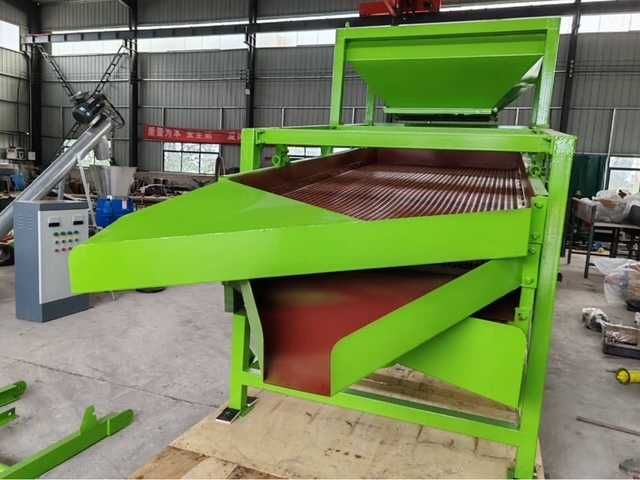 Sită vibrantă industrială + bandă transportoare 4m – capacitate mare