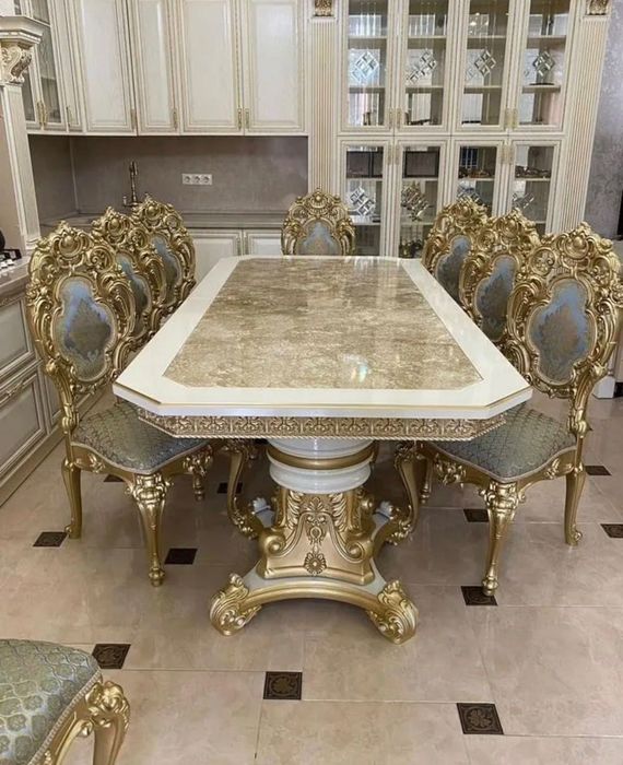 В продаже стол со стульями