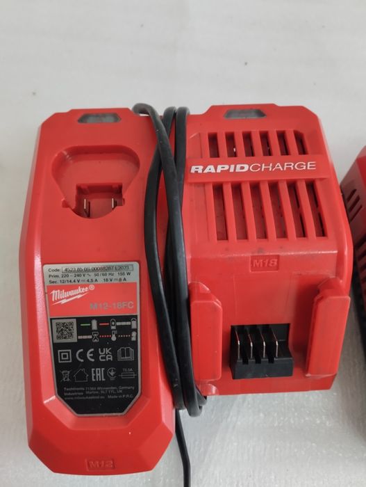 Продавам зарядно milwaukee m12-18fc