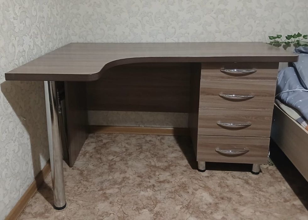 Письменный стол, школьный стол с выдвижными ящиками