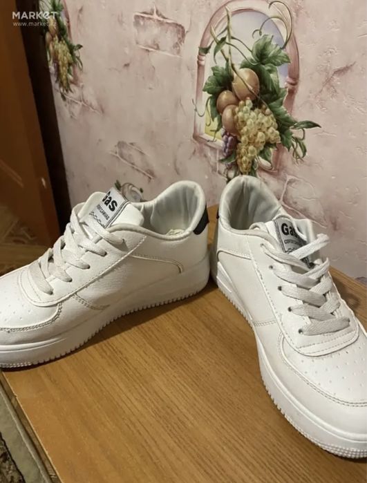 Продам кроссовки