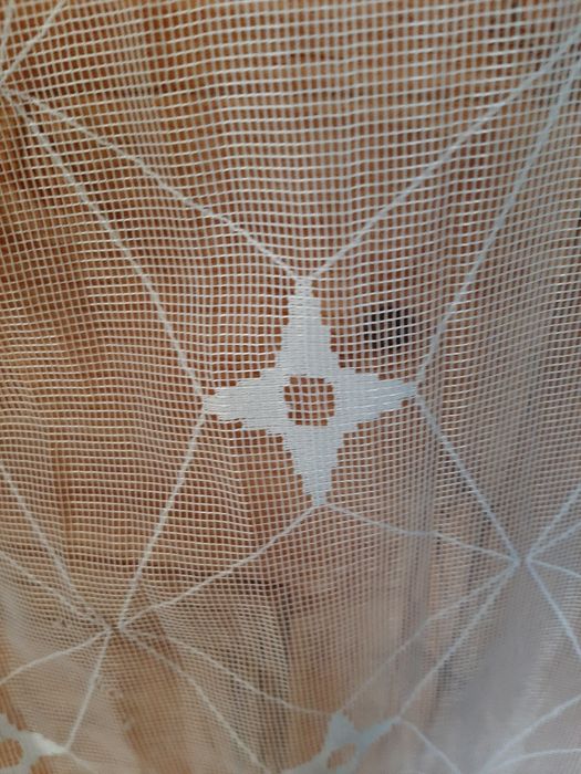 Белая с нежным рисунком тюль