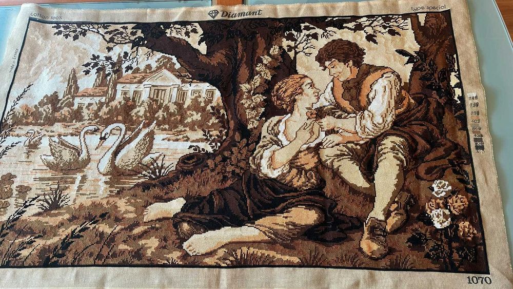 Ръчно шит гоблен Влюбени лебеди