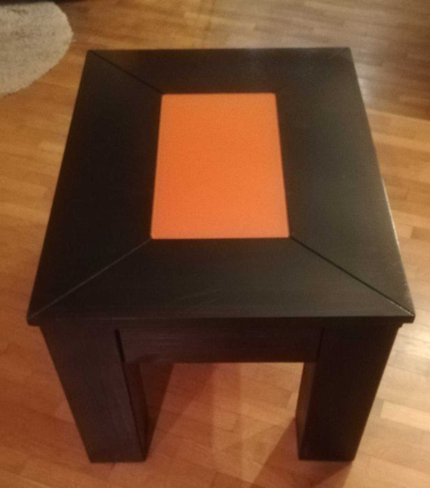 Атрактива холна масичка с оранжево стъкло